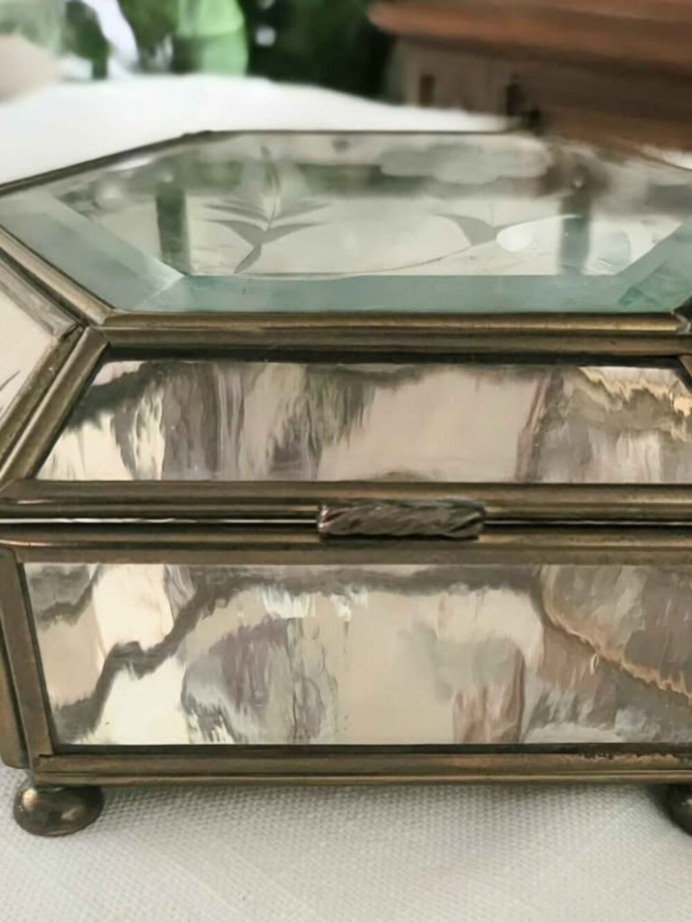 Vintage glass footed trinket box - Picture 5 of 6